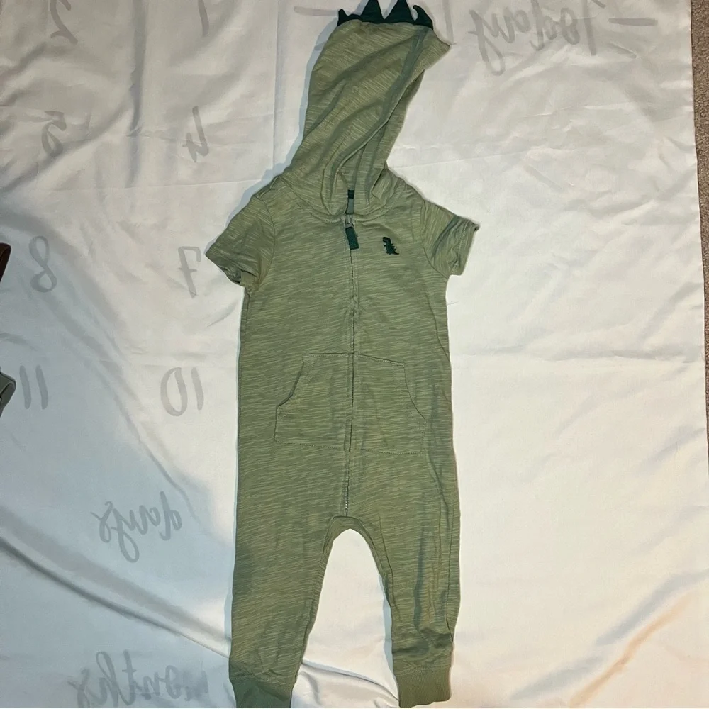 Carter’s Green Short Sleeve Dinosaur Jumpsuit in Size 9 Months